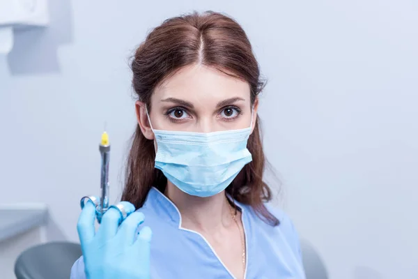 Dentiste avec seringue dentaire — Photo de stock