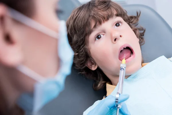 Dentista che fa l'iniezione in anestesia — Foto stock