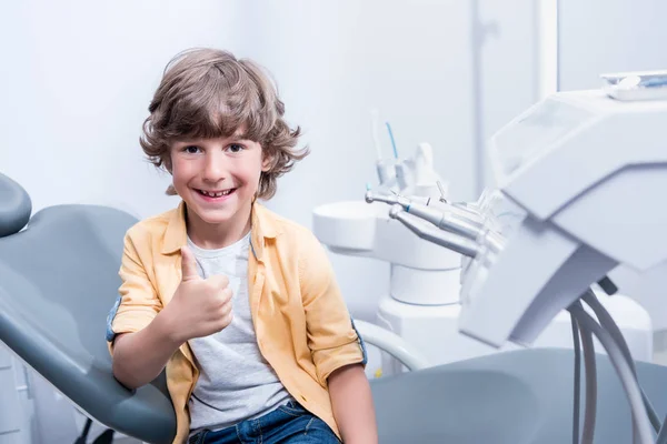 Niño en clínica dental - foto de stock