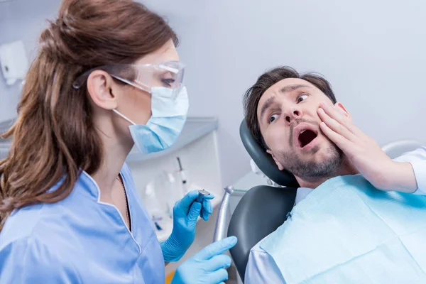 Dentista e paciente assustado — Fotografia de Stock