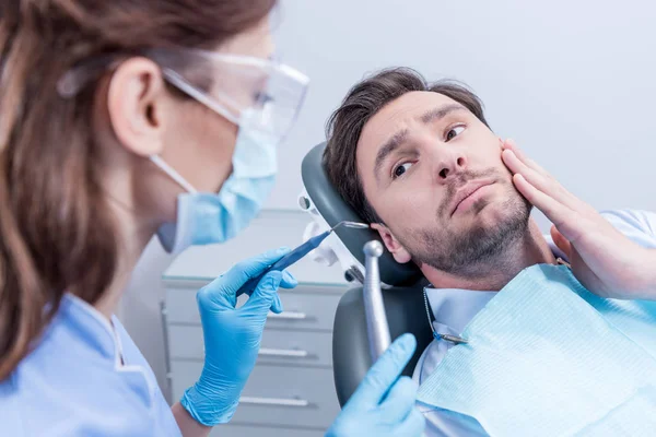 Dentista y paciente asustado - foto de stock