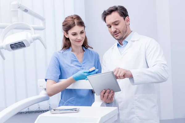 Dentists working in clinic — Stock Photo