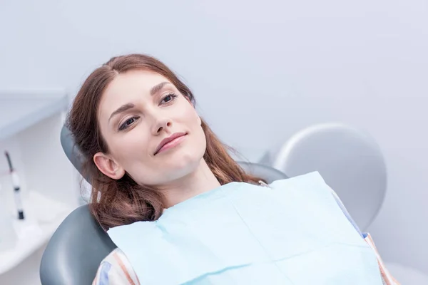 Mujer en clínica dental - foto de stock