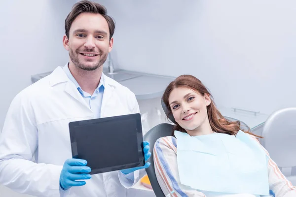 Patient et dentiste avec comprimé — Photo de stock