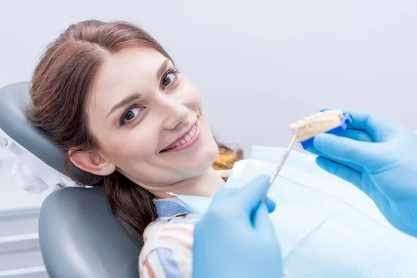 Donna in clinica dentale — Foto stock