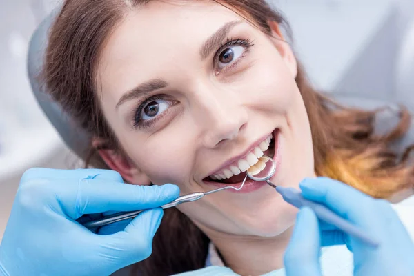 Dentista examinando los dientes pacientes - foto de stock