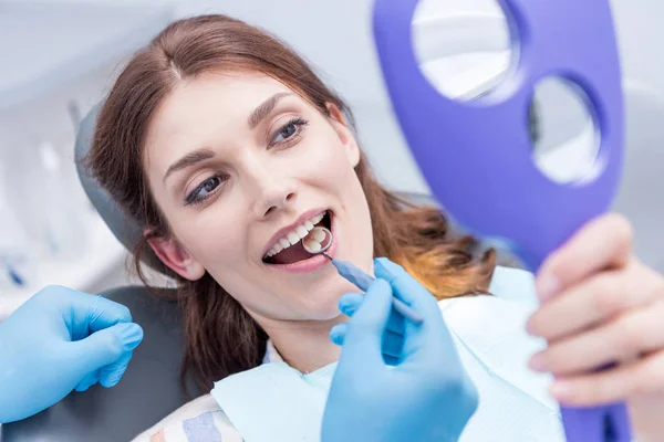 Donna in clinica dentale — Foto stock