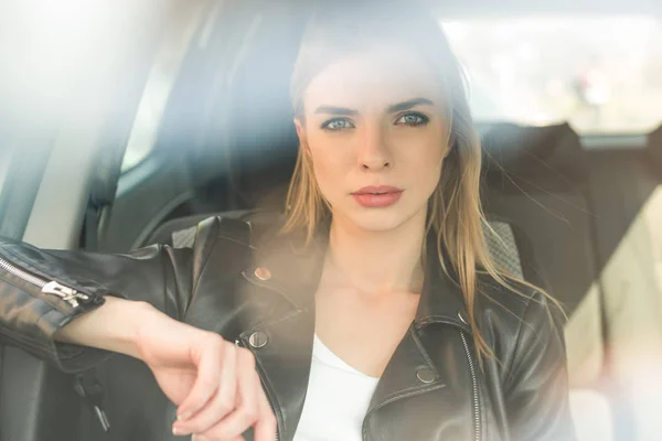 Schöne blonde Frau im Auto — Stockfoto
