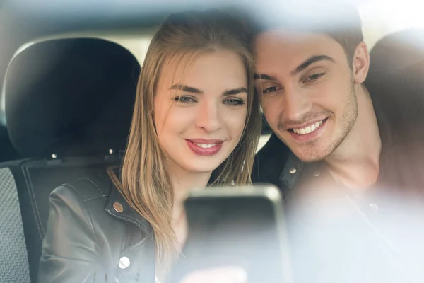 Coppia scattare selfie in auto — Foto stock