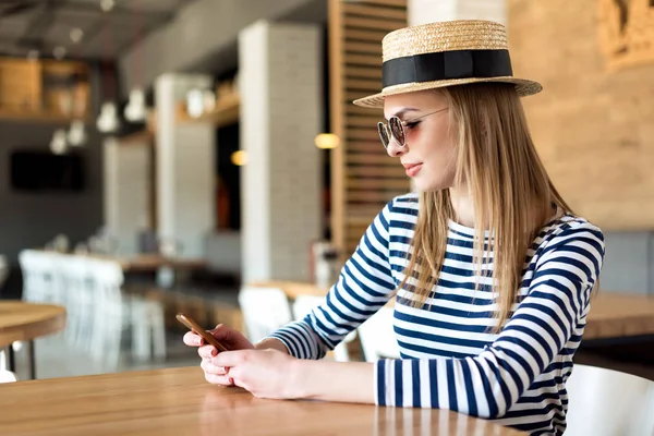 Donna che utilizza smartphone in caffè — Foto stock