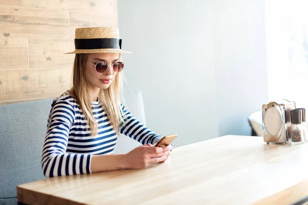 Mujer usando smartphone en la cafetería — Stock Photo