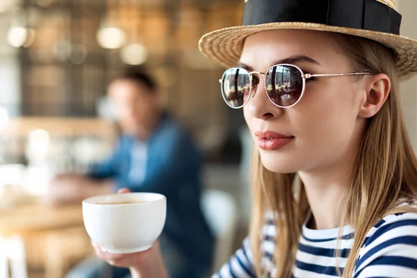Mujer con taza de café en la cafetería - foto de stock