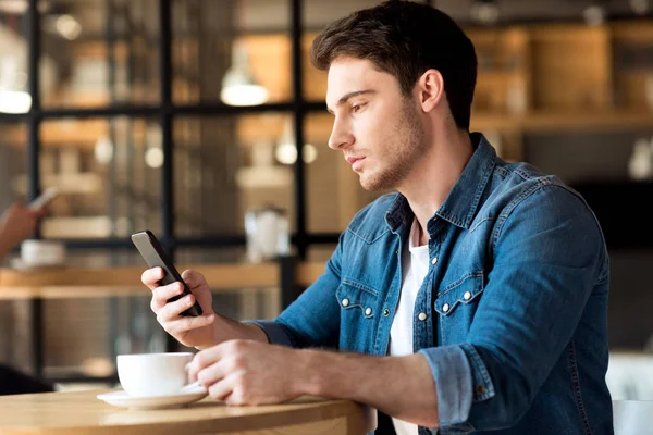 Homem usando smartphone digital — Fotografia de Stock