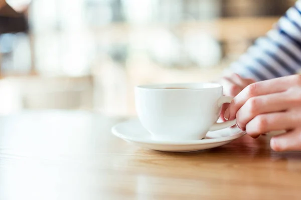 Mãos segurando xícara de café — Fotografia de Stock