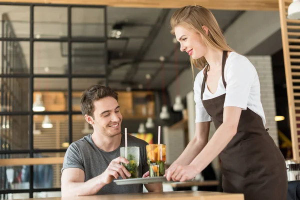 Waitress bringing order to client — Stock Photo