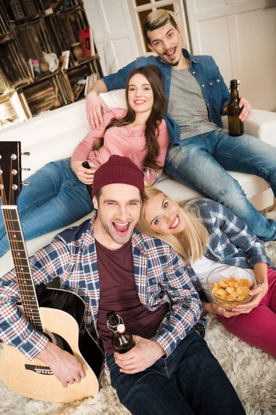 Happy young friends with guitar — Stock Photo