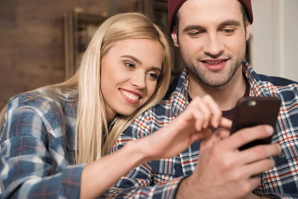 Smiling young couple — Stock Photo