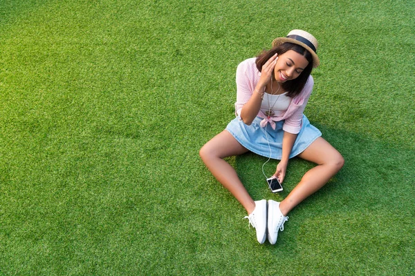 Африканская американская девушка с помощью смартфона — стоковое фото