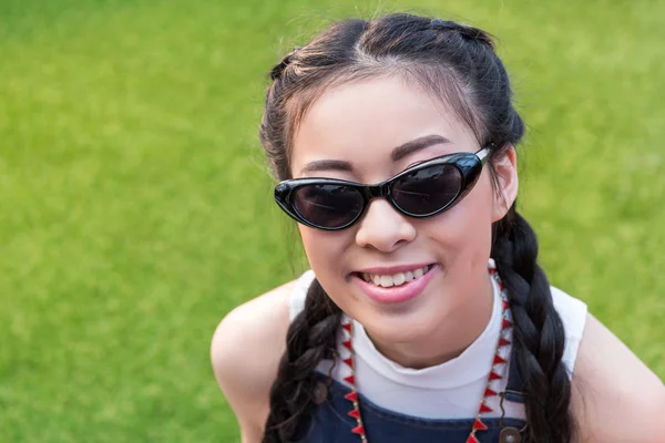 Sorridente ragazza asiatica in occhiali da vista — Foto stock