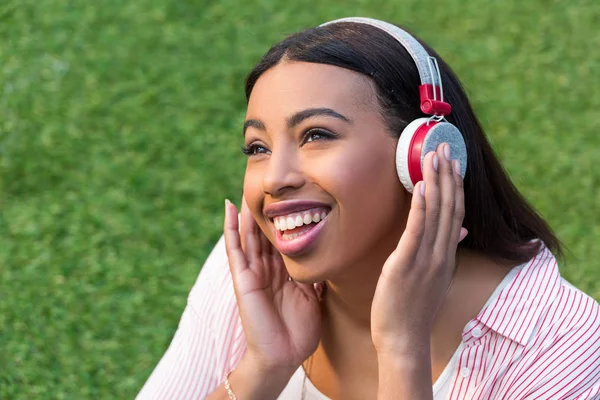 Chica afroamericana en auriculares - foto de stock