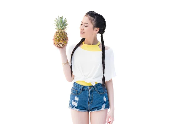 Asiatique femme avec ananas — Photo de stock