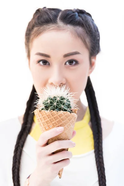 Asiatico ragazza leccare cactus — Foto stock