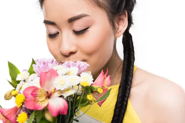 Asiatique femme avec bouquet de fleurs — Photo de stock