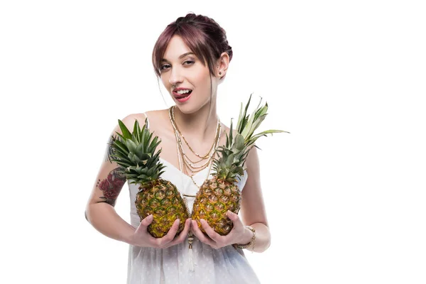 Jeune femme tenant des ananas — Photo de stock