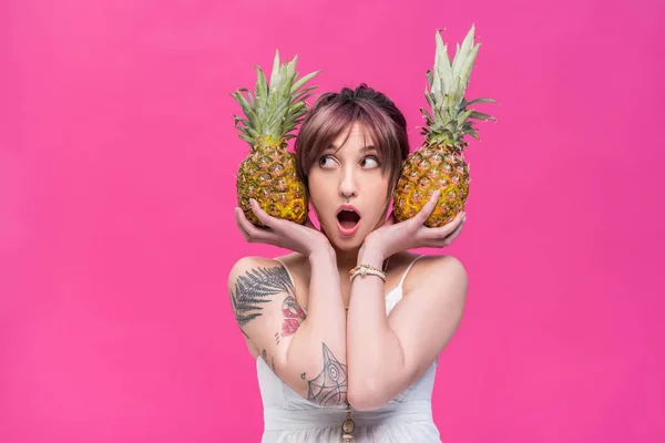 Junge Frau hält Ananas in der Hand — Stockfoto