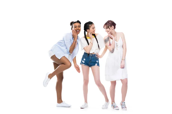Chicas multiétnicas riendo juntas - foto de stock