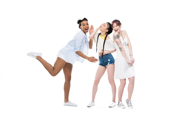 Chicas multiétnicas riendo juntas - foto de stock