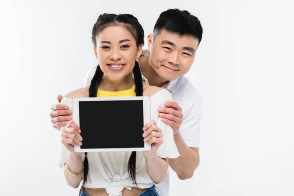 Pareja asiática con tableta digital - foto de stock