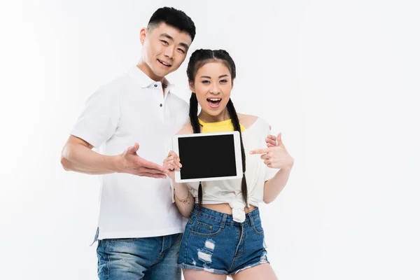 Asiatisches Paar mit digitalem Tablet — Stockfoto