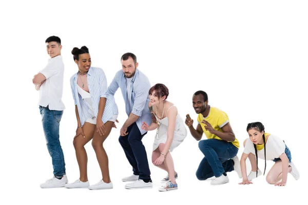 Personas multiétnicas haciendo gestos y posando - foto de stock