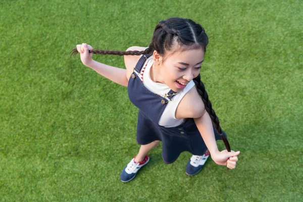 Schöne lächelnde asiatische Mädchen — Stockfoto