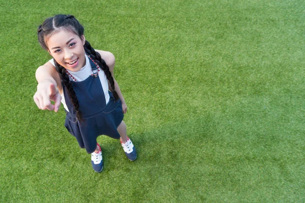 Menina asiática apontando para a câmera — Fotografia de Stock