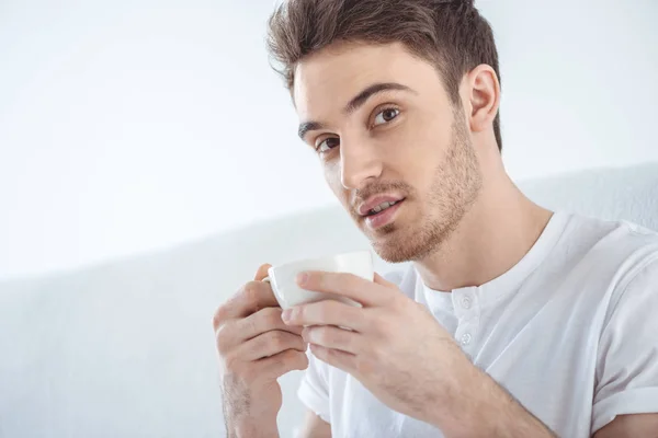 Mann trinkt Kaffee — Stockfoto