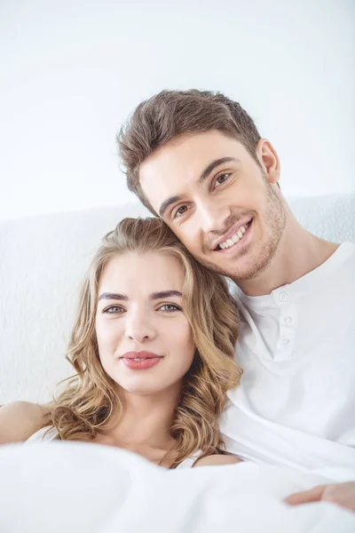 Jeune couple souriant — Photo de stock