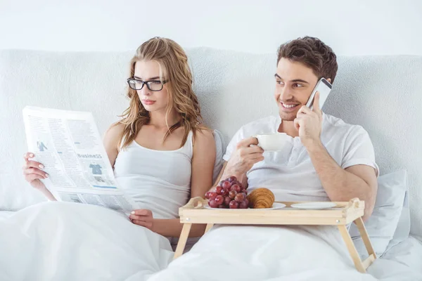 Couple prenant le petit déjeuner au lit — Photo de stock