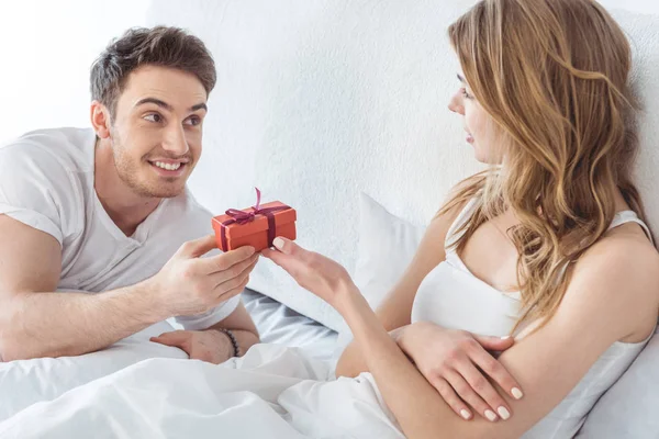 Pareja con caja de regalo - foto de stock