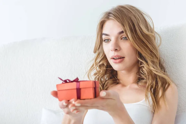 Mujer con caja de regalo - foto de stock