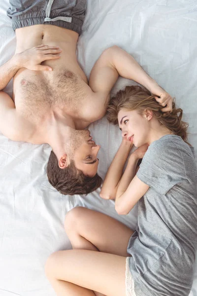 Paar entspannt im Bett — Stockfoto