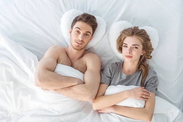 Pareja acostada en la cama - foto de stock