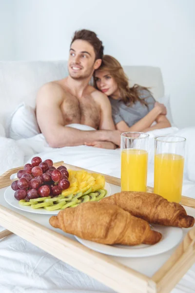 Pareja con desayuno en la cama - foto de stock