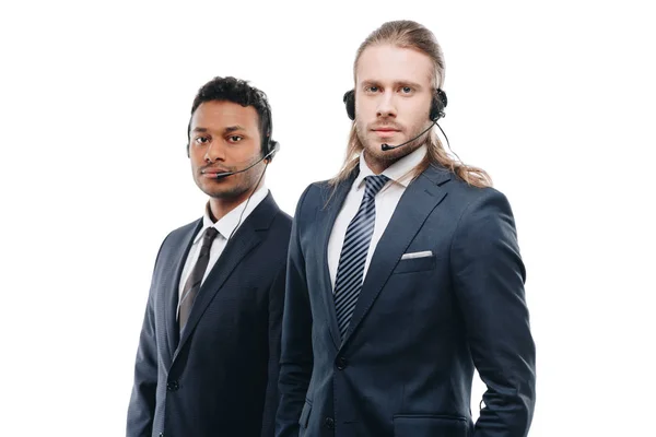 Operadores multiétnicos con auriculares - foto de stock