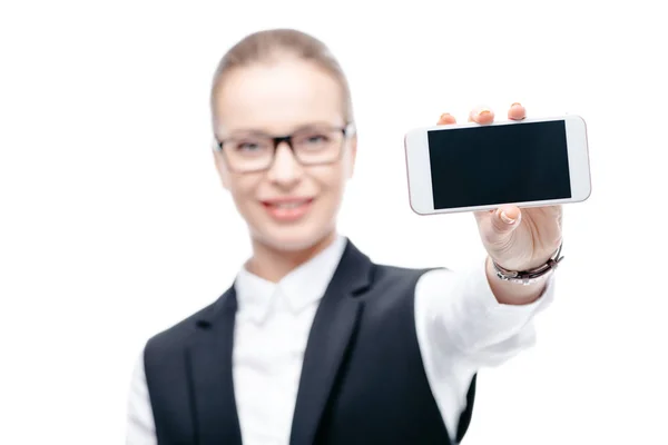 Mujer de negocios presentando smartphone - foto de stock