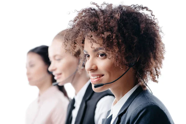 Operadores que trabajan con auriculares - foto de stock