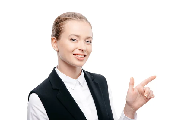 Femme d'affaires souriante présentant quelque chose — Photo de stock