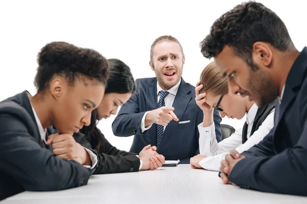 Hombre de negocios peleando con colegas - foto de stock