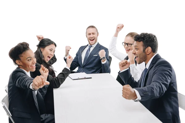 Empresarios multiétnicos celebrando el éxito - foto de stock